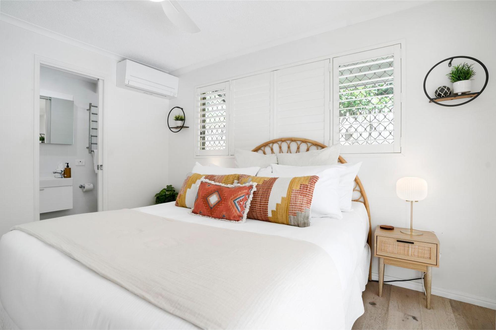Highwater Haven - Ocean View Apartment. 300m To Beach. Pet Friendly Alexandra Headland