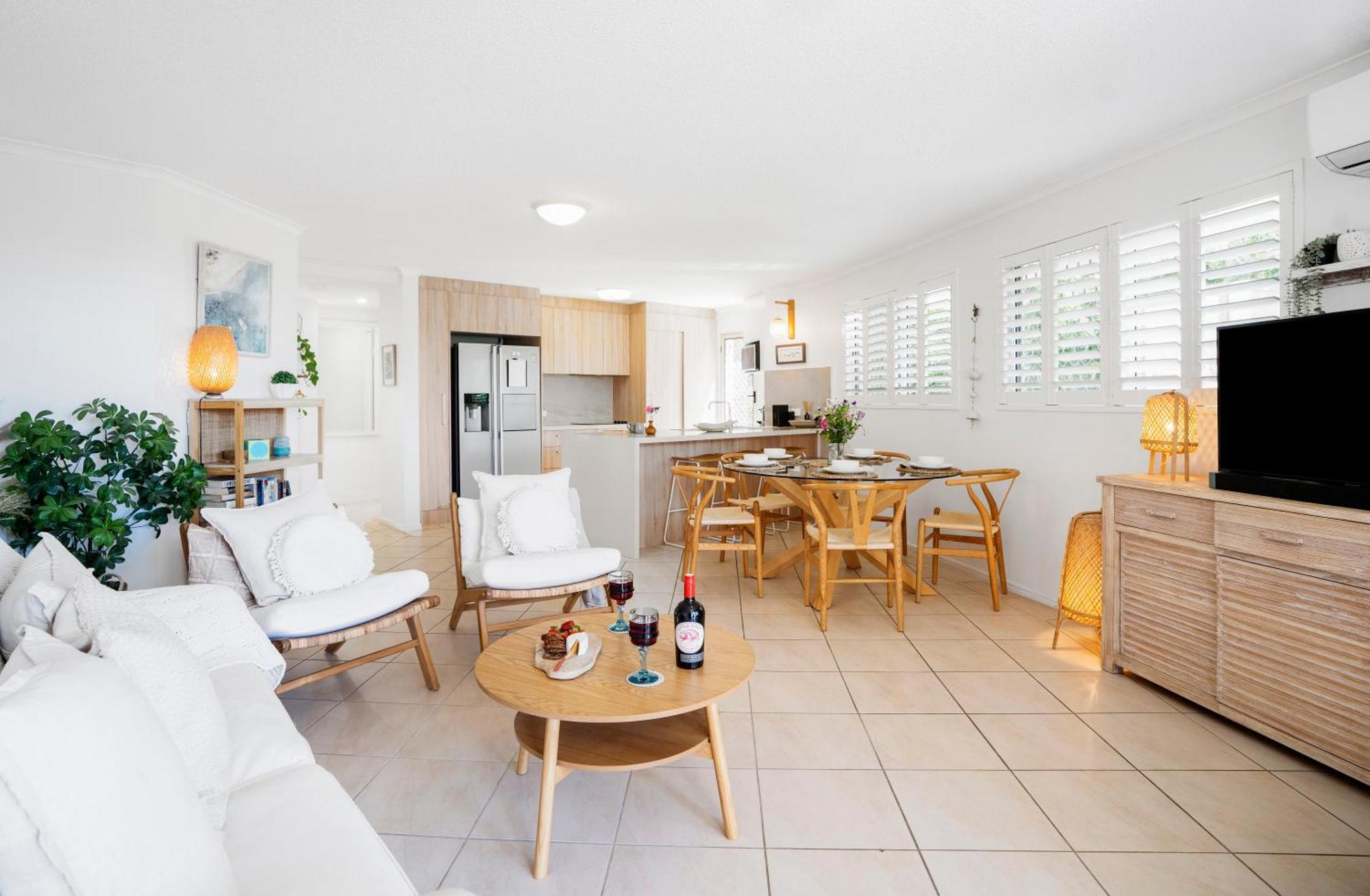 Highwater Haven - Ocean View Apartment. 300m To Beach. Pet Friendly Alexandra Headland
